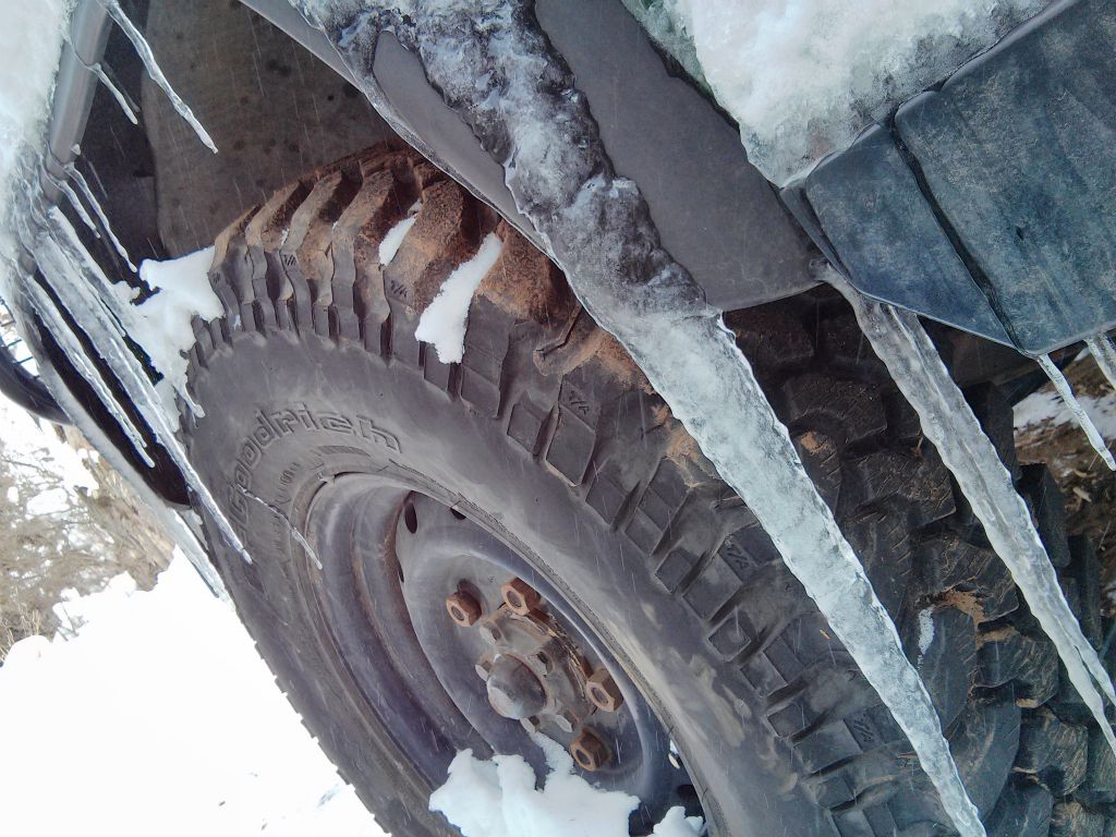 BFG MT 255/85R16 is a reasonable narrow tyre, which works well on smaller, less powerful vehicles like the Defender 90